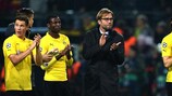 O treinador Jürgen Klopp e os jogadores do Dortmund aplaudem os adeptos