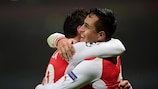 Alexis Sánchez (à direita) é felicitado por Santi Cazorla após o segundo golo do Arsenal