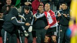 Karim El Ahmadi festeja o seu golo com os suplentes do Feyenoord