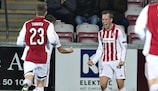 Thomas Enevoldsen esulta dopo il gol della vittoria dell'Aalborg