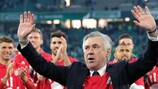 Carlo Ancelotti, treinador do Bayern, festeja o seu primeiro título da Bundesliga