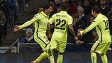 Luis Suárez saudado por Lionel Messi após marcar o primeiro golo ao City
