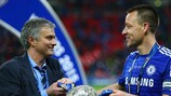 José Mourinho e John Terry desfrutam do triunfo do Chelsea em Wembley