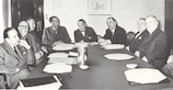 Der erste UEFA-Präsident Ebbe Schwartz (Mitte) und das Organisationskomitee bei einem Meeting kurz nach der Geburt des Wettbewerbs