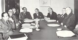 Il primo presidente UEFA, Ebbe Schwartz (al centro), e il comitato organizzatore della Coppa dei Campioni d'Europa, durante un riunione subito dopo la nascita della competizione.
