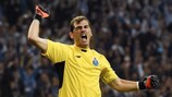 Iker Casillas festeja a vitória do Porto sobre o Chelsea