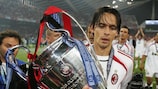 Filippo Inzaghi com o troféu da UEFA Champions League conquistado pelo Milan em 2005