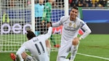 Cristiano Ronaldo comemora com Gareth Bale um dos dois golos que marcou pelo Real Madrid