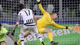 Марио Манджукич поражает ворота "Манчестер Сити" в Турине