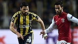 Şener Özbayraklı persegue Rafa Silva no encontro da primeira mão