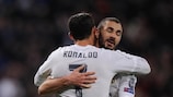 Cristiano Ronaldo y Karim Benzema celebran el sexto de los ocho tantos del Real Madrid contra el Malmö