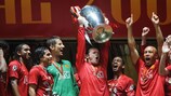 Wayne Rooney brandit le trophée de l'UEFA Champions League en 2008