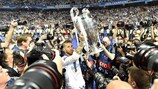 Sergio Ramos del Real Madrid con el trofeo de la UEFA Champions League tras ganar en la final al Liverpool