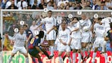 Schnappschuss: Barcelonas Ronaldinho tritt einen Freistoß gegen Real Madrid