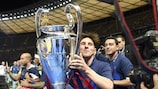 Lionel Messi célèbre la victoire avec le trophée