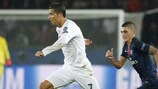 L'attaquant du Real Madrid Cristiano Ronaldo (à gauche) tente de se défaire du marquage de Marco Verratti à Paris