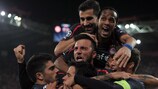 Футболисты "Олимпиакоса" празднуют первый гол Хавьера Савиолы