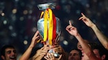 España levanta el trofeo Henri Delaunay de la UEFA EURO 2008™