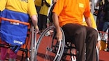 Johan Cruyff experimenta uma cadeira-de-rodas de futebol num dos Cruyff Courts
