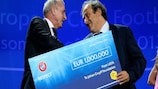 Coupe de pouce de l'UEFA à la Fondation Cruyff