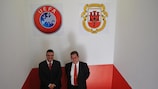 El presidente de la federación gibraltareña Desmond Reoch (derecha) y el director ejecutivo Dennis Beiso, durante la inauguración de las instalaciones