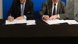 Il Presidente UEFA Michel Platini e il presidente ECA chairman Karl-Heinz Rummenigge firmano il nuovo memorandum