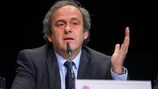 Michel Platini, Presidente de la UEFA, atiende a los medios en Zúrich