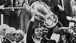 Franz Beckenbauer brandit le trophée après le deuxième triomphe du Bayern