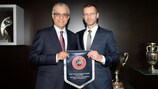 El presidente de la AFC Shaikh Salman bin Ebrahim Al Khalifa y el Presidente de la UEFA Aleksander Čeferin