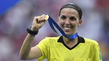 Stéphanie Frappart zeigt ihre Medaille bei der FIFA-Weltmeisterschaft der Frauen
