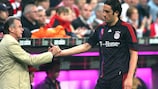Ottmar Hitzfeld (izquierda) felicita a Luca Toni tras el gol