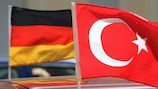 Muitos carros ostentam as bandeiras da Turquia e Alemanha