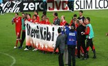Los jugadores suizos quisieron mostrar su gratitud Kuhn con una pancarta