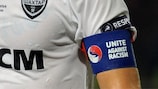 Le brassard Unite Against Racism au bras de Darijo Srna, le capitaine du FC Shakhtar Donetsk