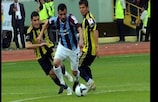 Engin Baytar evades the Fenerbahçe midfield in Trabzonspor's cup final victory