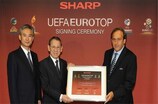 O presidente da UEFA, Michel Platini (à direita), esteve presente na cerimónia de assinatura da parceria entre a Sharp e o programa EUROTOP
