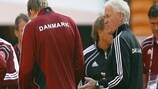Morten Olsen orienta uma sessão de treino da Dinamarca