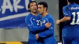 Andrea Pirlo e Fabio Quagliarella comemoram o golo do empate contra a Roménia