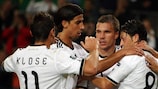 Lukas Podolski (ao centro) é felicitado depois de aumentar a vantagem germânica na primeira parte