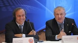 Michel Platini, le président de l'UEFA, et Grigoriy Surkis, le président de la Fédération ukrainienne