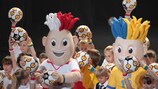 Талисманы ЕВРО-2012 в окружении детей