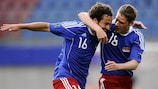 Philippe Erne (à esquerda) é felicitado depois de inaugurar o marcador para o Liechtenstein