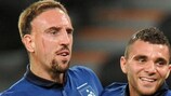 Franck Ribéry felicita Marvin Martin pela sua estreia a marcar na França contra a Ucrânia