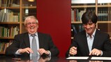 Theo Zwanziger et Joachim Löw scellent l'accord de prolongation de contrat