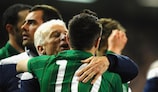 Giovanni Trapattoni y Robbie Keane celebran la clasificación