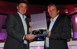Borislav Mihaylov erhält die Auszeichnung von UEFA-Präsident Michel Platini