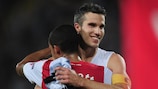 Arsenal goalscorers Robin van Persie and Theo Walcott celebrate victory against Udinese