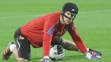 Petr Čech trains in his special mask