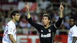 Sergio Ramos (al centro) e Pepe prolungano con il Real Madrid