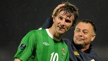 Pat McCourt (a la izquierda) es felicitado por el técnico asistente de Irlanda del Norte, Glynn Snodin